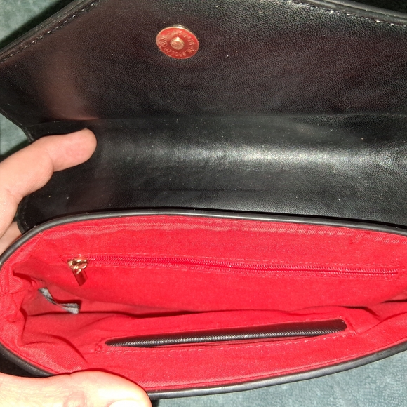 Chic Black Crossbody Bag with Gold Chain - Picture 2 of 4